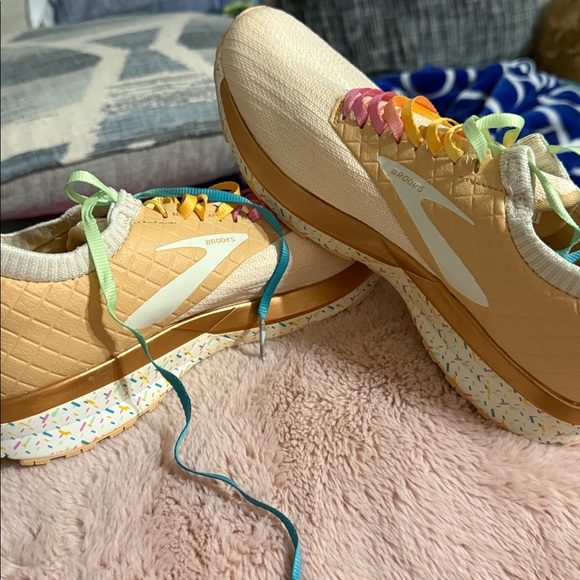 NWOB - Brooks Tan Sneakers with Multicolor Laces - Women’s size 9 - Picture 6 of 6